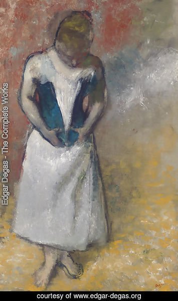 Femme debout et vue de face, agrafant son corset
