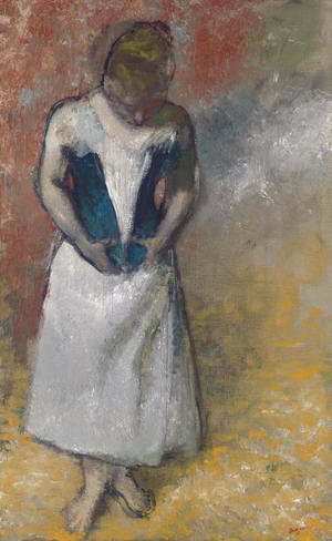 Femme debout et vue de face, agrafant son corset